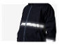 Veste imperméable noire avec des détails réfléchissants.