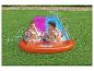 Deux enfants s'amusent sur un toboggan aquatique gonflable avec des bouées décorées.