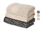 Pile de trois serviettes: beige unie, beige imprimé léopard et noire imprimé léopard.