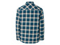 Une chemise à carreaux bleue à manches longues.