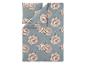 Parure de lit avec motif floral rose sur fond gris-bleu.