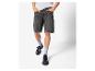 Shorts en jean gris foncé et chaussures noires.