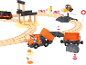 Ensemble de jeu en bois avec train, camion benne, rouleau compresseur et figurines d'ouvriers sur un chantier.