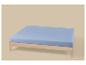 Lit en bois avec matelas bleu clair sur fond beige.
