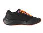 Chaussures de running noires avec des lacets orange.