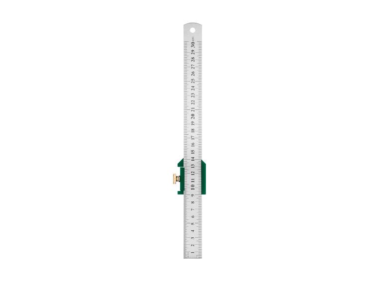 Une règle en métal avec un support vert.