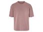 Un t-shirt rose à manches courtes.