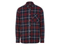 Une chemise à carreaux bleu marine et rouge à manches longues.