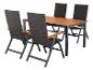 Mobilier d'extérieur: une table avec plateau en bois et quatre chaises avec dossier et accoudoirs tressés.