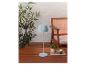 Lampe de table bleue sur une table en bois avec plantes et chaise.