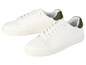 Deux paires de baskets blanches avec des détails verts.