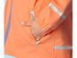 Un imperméable orange avec des bandes réfléchissantes