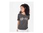 Femme portant un t-shirt gris foncé avec l'inscription 'Très Bien'.