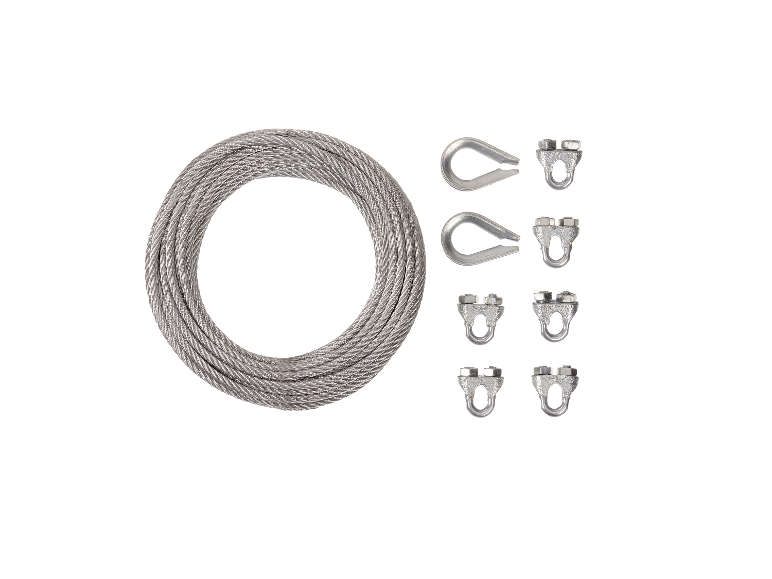 Un rouleau de câble d'acier avec des colliers et des manilles.