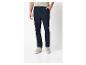 Pantalon chino bleu marine et baskets beige.