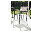 Chaises de jardin avec accoudoirs en bois sur une terrasse blanche.