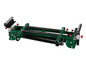 Un chariot à roulettes vert avec deux rouleaux pour déplacer des objets lourds.