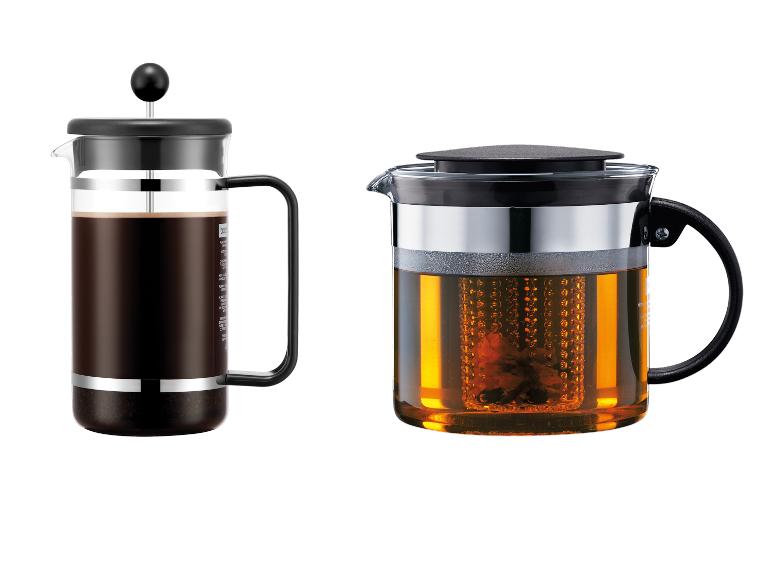 Cafetière à piston et théière avec infuseur sur fond blanc.