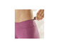 Gros plan sur un pantalon rose avec une clé dans la poche