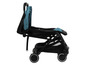 Une poussette noire avec une capote turquoise.