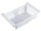 Un panier de rangement en plastique blanc avec des poignées.