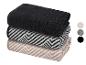 Pile de trois serviettes pliées : noire, à motifs noirs et blancs, et à motifs beiges.