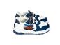 Paire de baskets enfant blanches et bleues avec un graphique de voiture de course rouge et le texte « V-ROOM ! ».