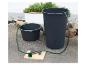 Système de pompage d'eau de barils avec perceuse, tuyau et deux récipients d'eau.
