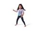 Une fille porte un t-shirt rose avec un imprimé de licorne et un pantalon noir avec le logo My Little Pony.