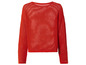 Un pull rouge en maille à manches longues.