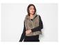 Femme en gilet gris en fausse fourrure et haut noir à manches longues.