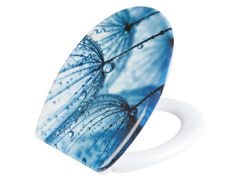 Un abattant de toilette blanc avec un couvercle bleu à motif de pissenlit.