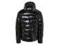 Une veste matelassée noire à capuche.