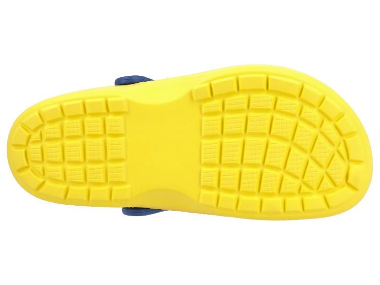 Vue de dessous d'un sabot jaune pour enfant avec une sangle bleue, montrant la semelle texturée.