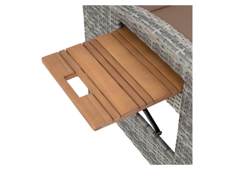Table d'appoint en bois dans un mobilier d'extérieur tressé gris