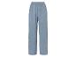 Pantalon bleu clair avec une taille élastique.