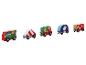 Un train avec différents wagons, notamment une locomotive avec une fille, une tente, un wagon avec un raton laveur et un cadeau, un wagon avec une guimauve et un wagon avec des décorations de Noël.