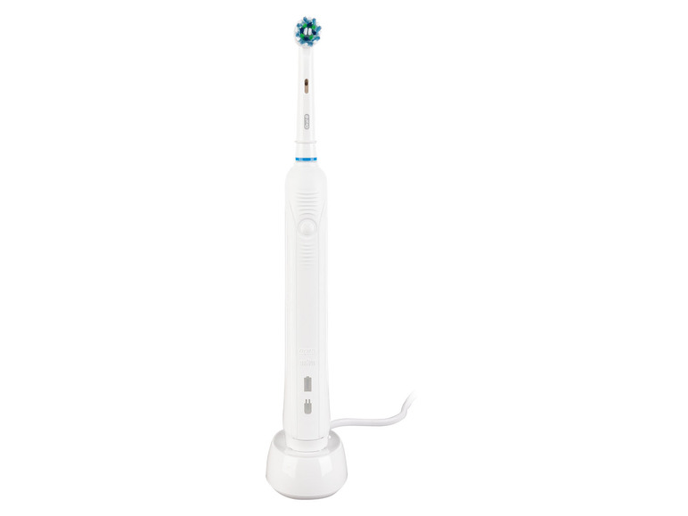 Une brosse à dents électrique Oral-B sur son socle de charge.