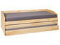 Un canapé-lit en bois avec un lit escamotable.