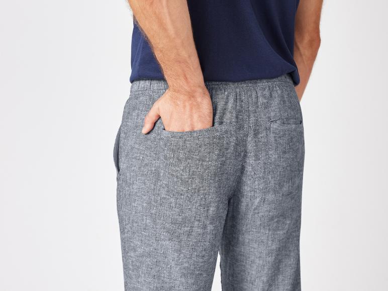 Pantalon gris en lin et t-shirt bleu marine pour homme.