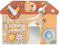 Tableau d'activités en bois en forme de maison avec horloge, miroir, animaux et engrenages