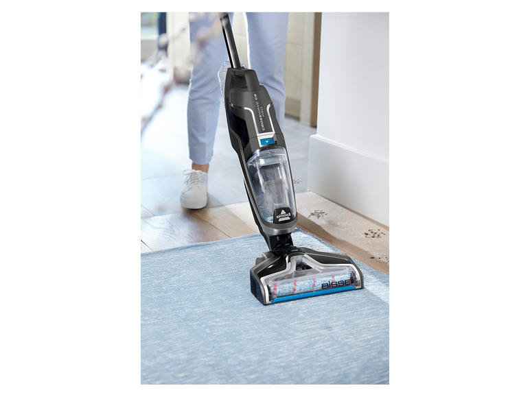Un aspirateur vapeur Bissell CrossWave Pro nettoie un tapis.