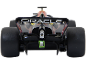 Vue arrière d'une voiture de course miniature noire et rouge avec un grand aileron arrière