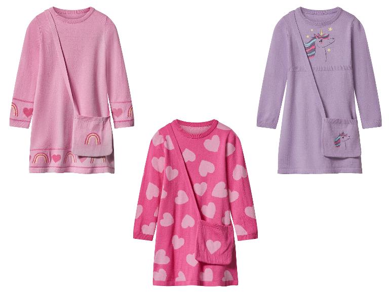 Trois robes tricotées pour enfants : rose avec arcs-en-ciel et cœurs, fuchsia avec cœurs et lavande avec une licorne.