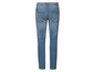 Un jean skinny bleu pour femme.