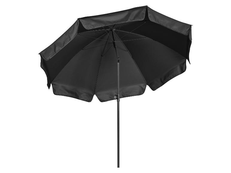 Parasol de plage noir ouvert sur fond blanc