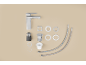 Ensemble de robinet de salle de bain avec robinet chromé, bonde et tuyaux sur fond beige.