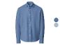 Chemise homme à manches longues bleue avec boutons blancs.