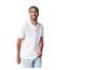 Un homme souriant porte un polo blanc et un short bleu clair.