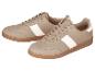 Une paire de baskets beiges avec des rayures blanches et des semelles marron.